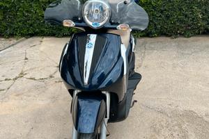 Scooter beverly 250 con parabrezza e bauletto