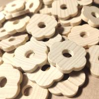 Set di 50 fiori di legno con finitura naturale