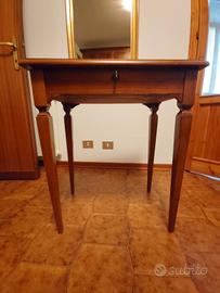 tavolo in legno con vetrinetta