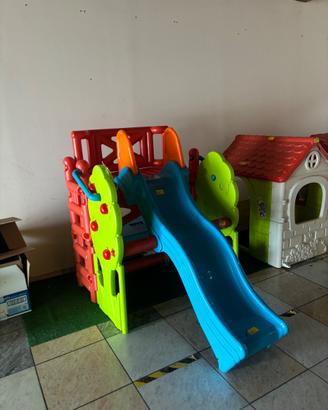 Casetta del bosco con scivolo