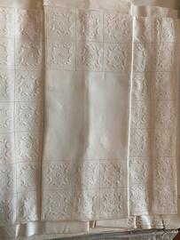 Lenzuola matrimoniali in lino ricamate a mano