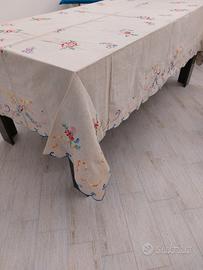 copritavolo ricamato a mano 