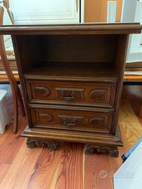 N. 2 comodini in stile