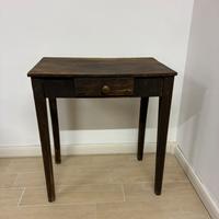 Tavolino in noce antico con pomello in ottone