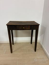 Tavolino in noce antico con pomello in ottone