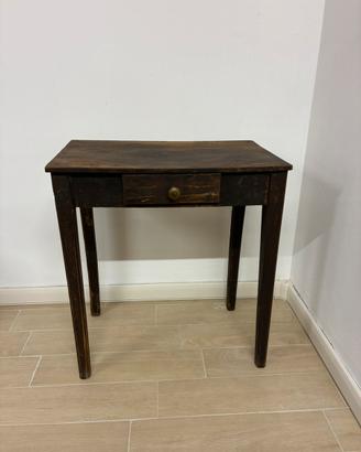 Tavolino in noce antico con pomello in ottone