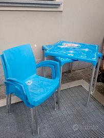 2 tavoli più 2 sedie plastica e acciaio