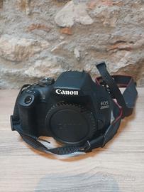 Macchina fotografica reflex canon 2000D