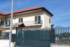 Fabbricato in zona commerciale