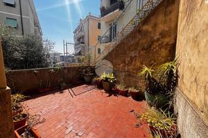 CASA SEMINDIPENDENTE A GENOVA