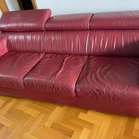 Divano in Pelle Bordeaux tre posti con puff.
