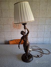 Scultura in bronzo che sorregge lume altezza 68 cm