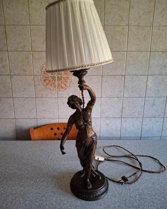 Scultura in bronzo che sorregge lume altezza 68 cm