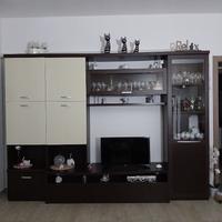 Parete attrezzata e tavolo con sedie