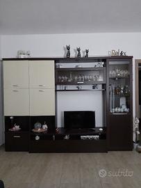 Parete attrezzata e tavolo con sedie