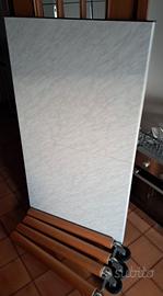 Tavolo bianco con ruote
