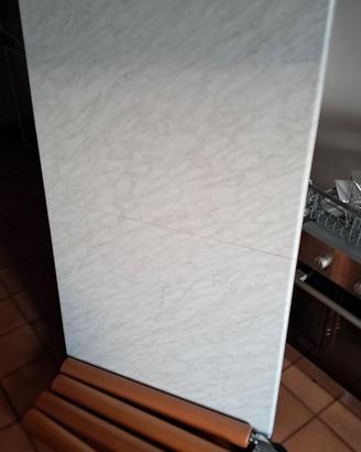 Tavolo bianco con ruote