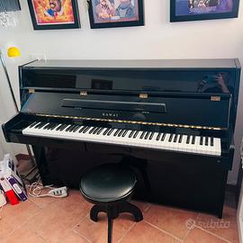 Pianoforte acustico verticale Kawai e sgabello