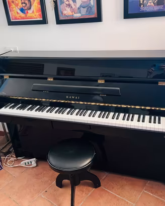 Pianoforte acustico verticale Kawai e sgabello