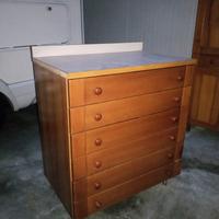 Cassettiera in legno chiaro