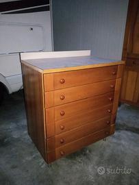 Cassettiera in legno chiaro