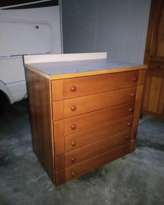 Cassettiera in legno chiaro