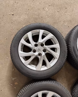 Cerchi Toyota Auris con pneumatici invernali