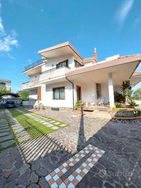 Villa di 360 m² con più di 5 locali e box auto dop