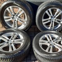 Cerchi con gomme invernali.