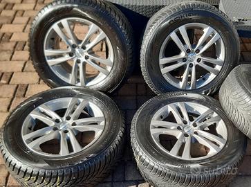 Cerchi con gomme invernali.