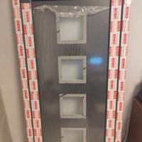 La porta d'ingresso presenta un telaio in PVC