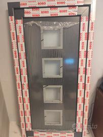 La porta d'ingresso presenta un telaio in PVC