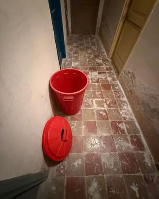 2  secchioni giardino/ garage con 1 coperchio