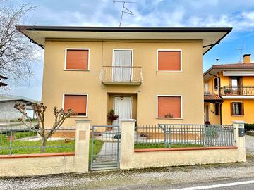 Casa singola con 4 camere in zona centrale
