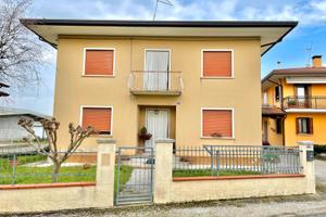 Casa singola con 4 camere in zona centrale