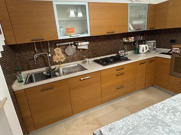 Cucina con elettrodomestici inclusi
