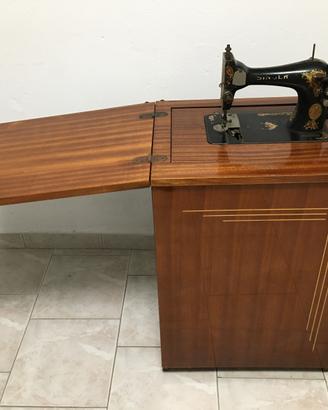 Macchina da cucire Singer con mobile in legno
