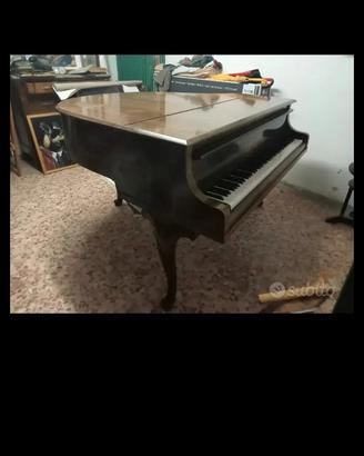 pianoforte un quarto di coda 