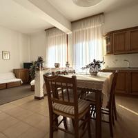 Stabile indipendente con reddito e ampi spazi abit