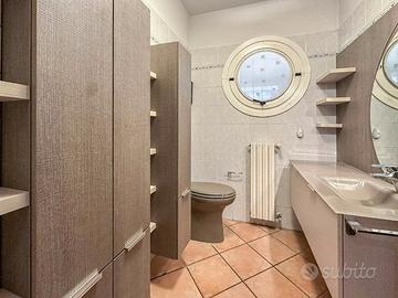 Arredo bagno completo con mobile lavabo e colonne