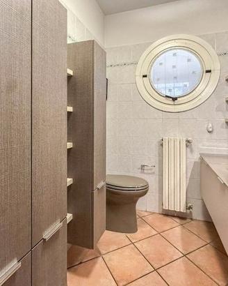 Arredo bagno completo con mobile lavabo e colonne