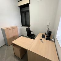 Scrivania e mobiletto da ufficio