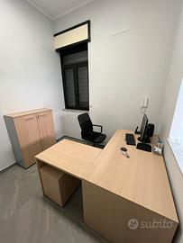 Scrivania e mobiletto da ufficio
