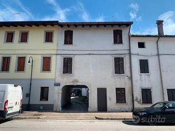 Casa in linea mariano del friuli con giardino