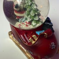 Palla di neve con Babbo Natale sulla slitta