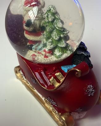 Palla di neve con Babbo Natale sulla slitta