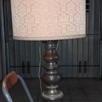 Lampada da tavolo con paralume.