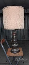 Lampada da tavolo con paralume.