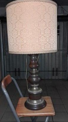 Lampada da tavolo con paralume.