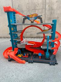 Hot Wheels City Garage delle Acrobazie con Squalo